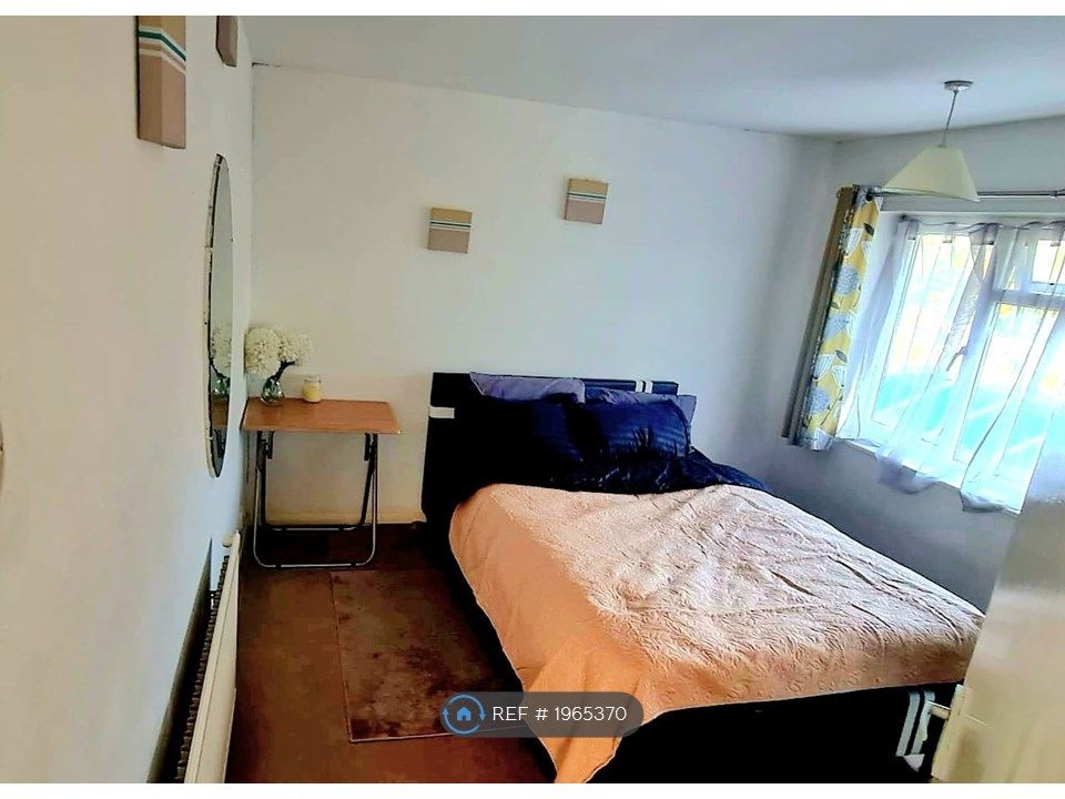 Room to rent in Chesham Way, Watford WD18, £800 pcm