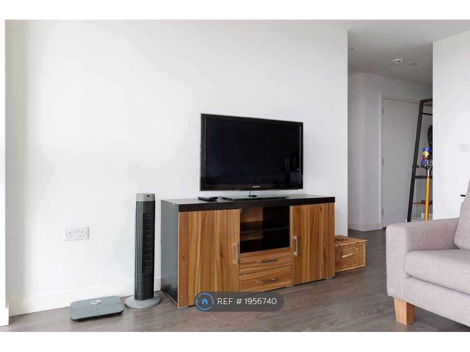 2 bed flat to rent in Skylark Point, London N4, £2,950 pcm