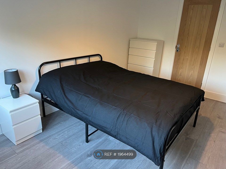 Room to rent in Burn Side, Hoddesdon EN11, £850 pcm