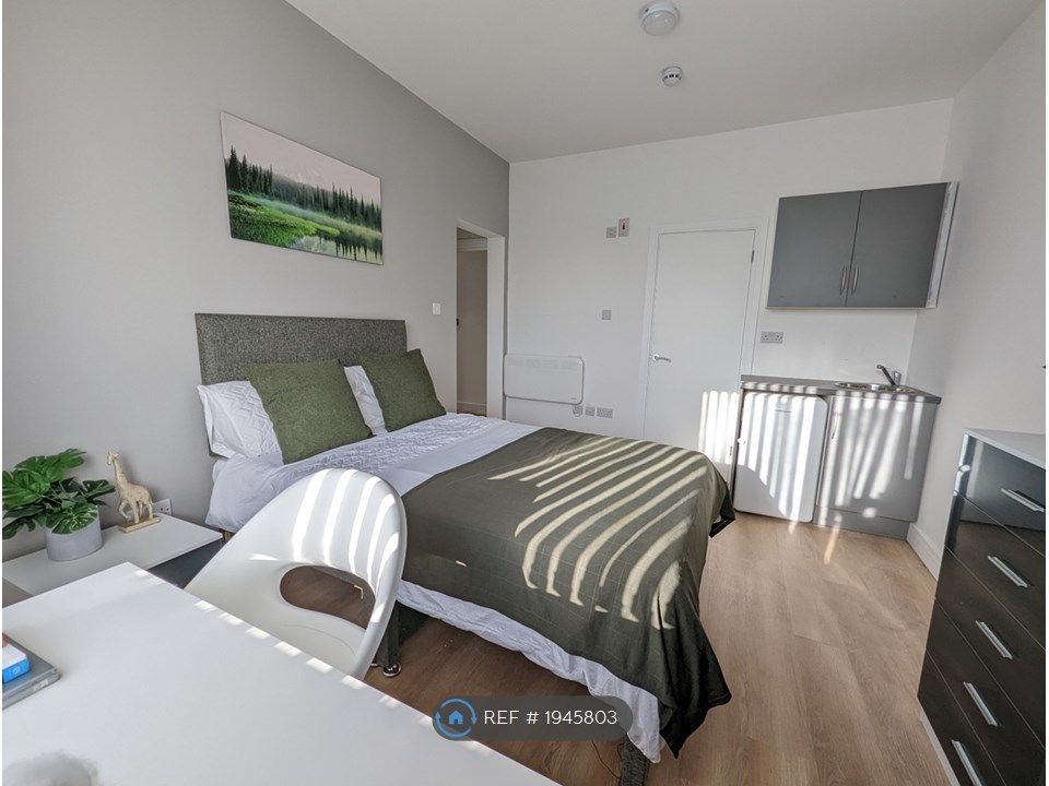 Room to rent in The Meadow Way, Harrow HA3, £980 pcm