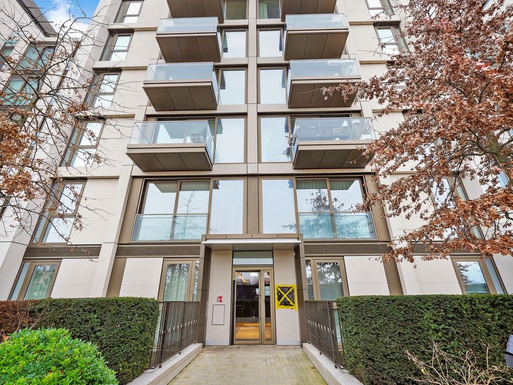 3 bed flat to rent in Lillie Square, London SW6, £5,200 pcm