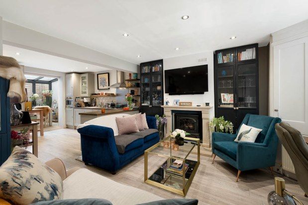 1 bed flat to rent in Battersea Bridge Road, London SW11, £2,249 pcm