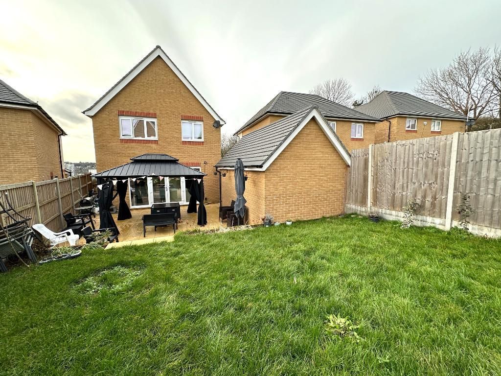 3 bed detached house for sale in Hunting Drive, South Luton, Luton, Bedfordshire LU2, £499,950