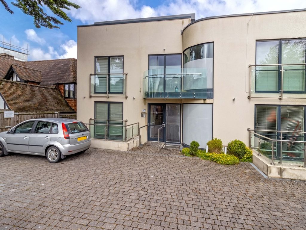 2 bed flat for sale in The Upper Drive, Hove BN3, £425,000
