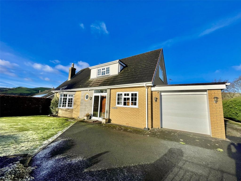 4 bed bungalow for sale in Llanbrynmair, Powys SY19, £340,000