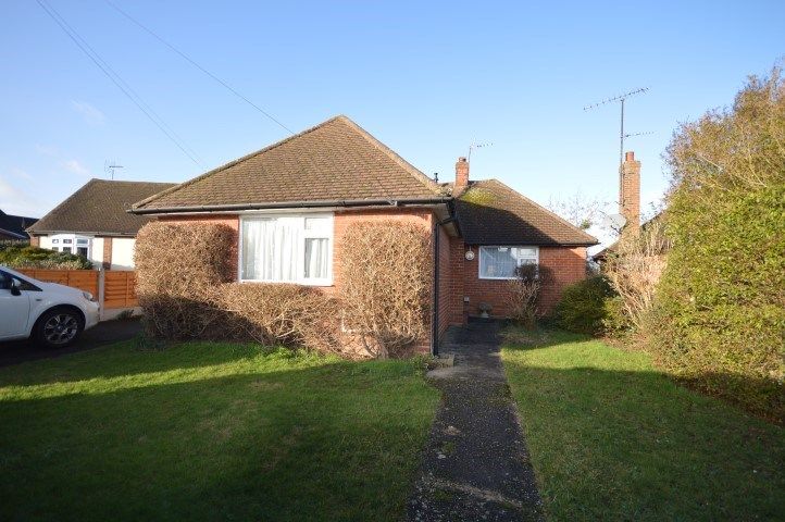 2 bed detached bungalow to rent in Wallace Crescent, Chelmsford CM2, £1,450 pcm