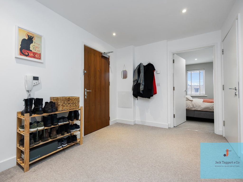 2 bed flat for sale in Hove Park Gardens, Hove BN3, £450,000