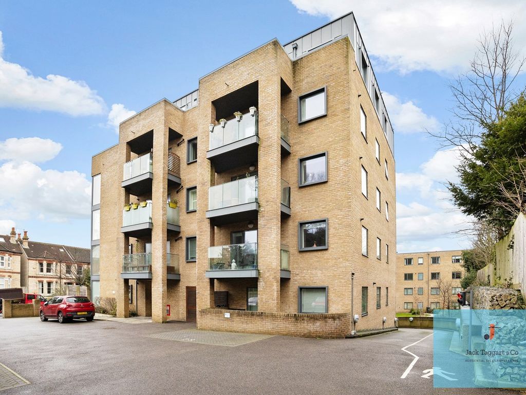 2 bed flat for sale in Hove Park Gardens, Hove BN3, £450,000