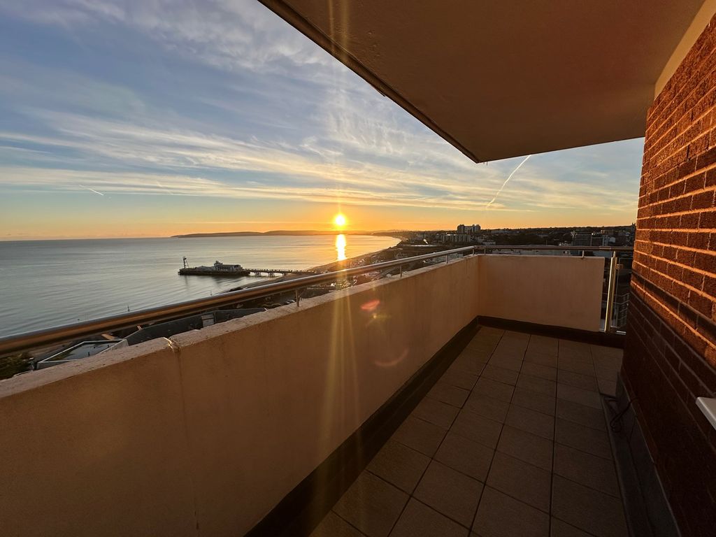 2 bed flat for sale in Russell Cotes Road, Bournemouth BH1, £370,000