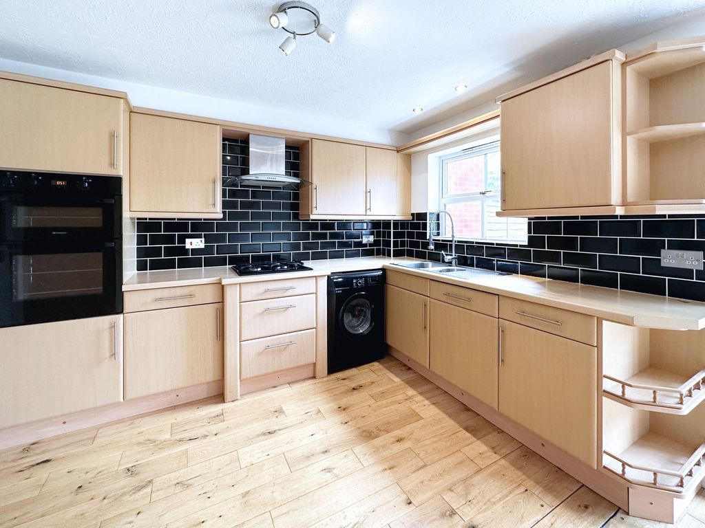 4 bed town house to rent in South Knighton Road, South Knighton, Leicester LE2, £1,650 pcm