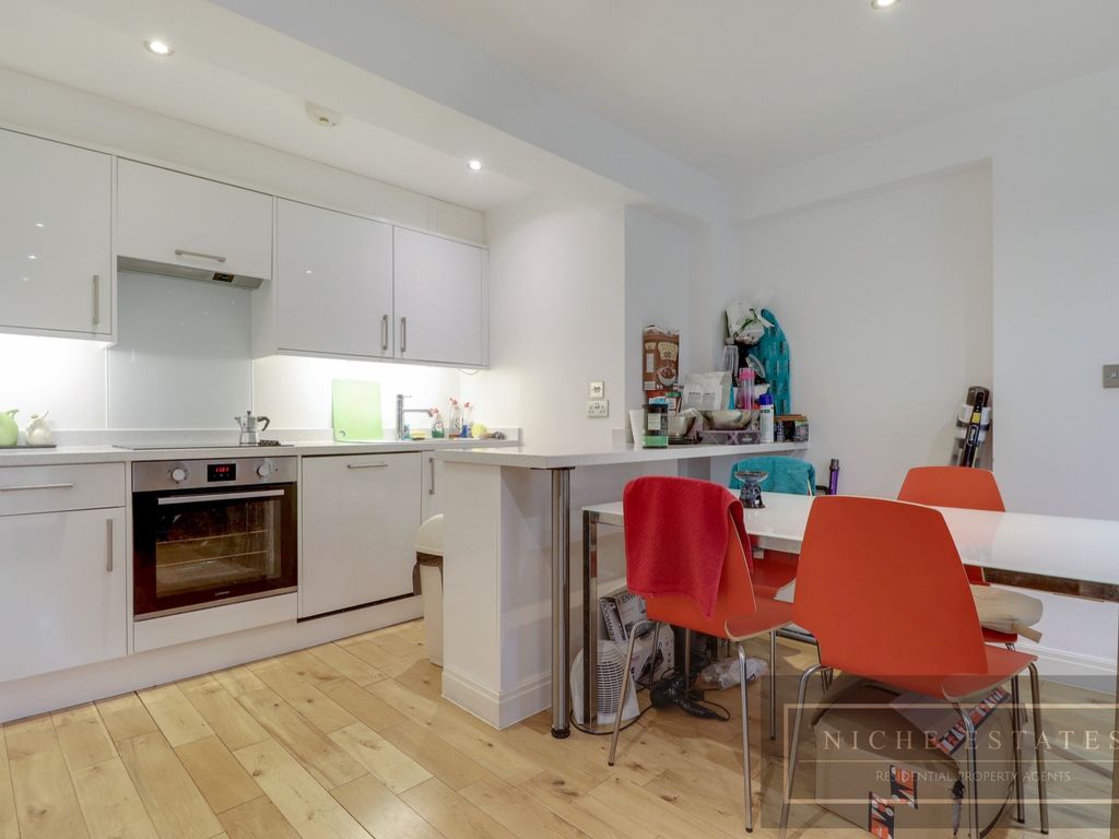 3 bed flat to rent in Nether Street, London N3, £2,400 pcm