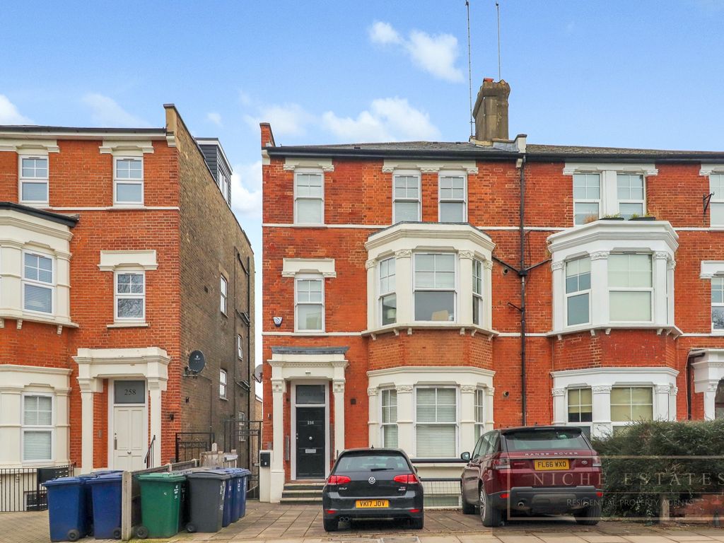 3 bed flat to rent in Nether Street, London N3, £2,400 pcm