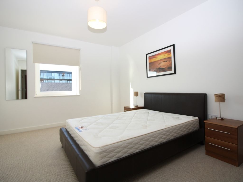 1 bed flat to rent in Forge Square, Westferry Road, Isle Of Dogs E14, £1,777 pcm