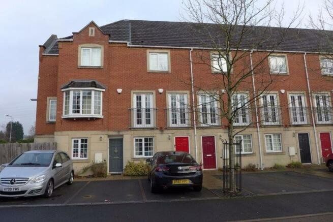 3 bed terraced house to rent in Madison Avenue, Brierley Hill, West Midlands DY5, £890 pcm