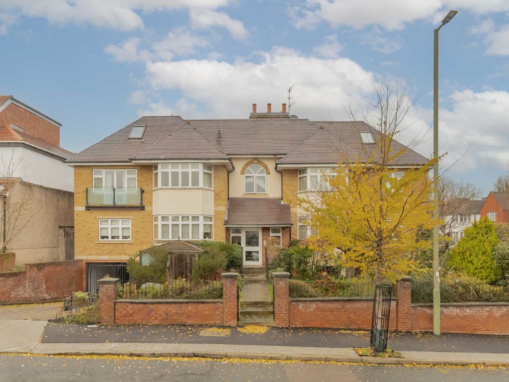 2 bed flat for sale in Finchley Lane, London NW4, £625,000