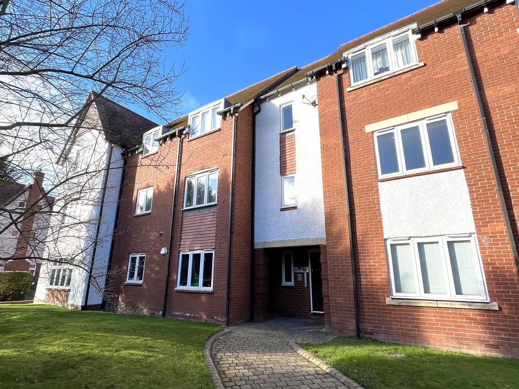 2 bed flat for sale in Cotton Lane, Moseley, Birmingham B13, £250,000