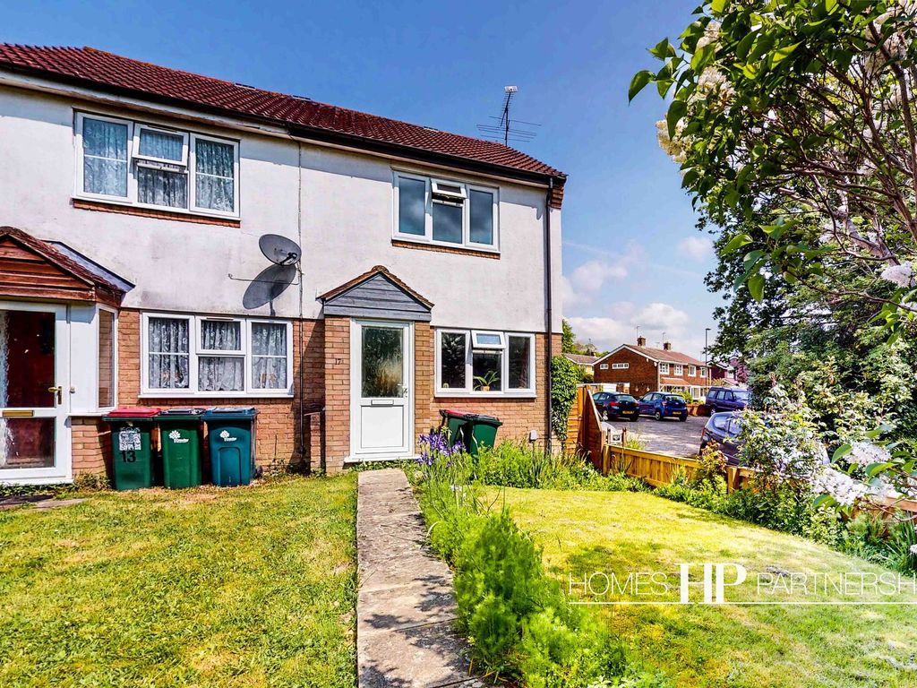 2 bed end terrace house for sale in Chelwood Close, Crawley RH10, £300,000
