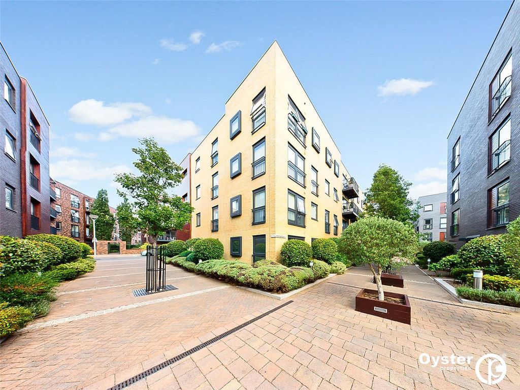 2 bed flat to rent in Unwin Way, Stanmore HA7, £2,100 pcm