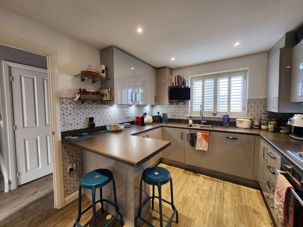 4 bed detached house to rent in Beaton Avenue, Wick, Littlehampton BN17, £1,900 pcm