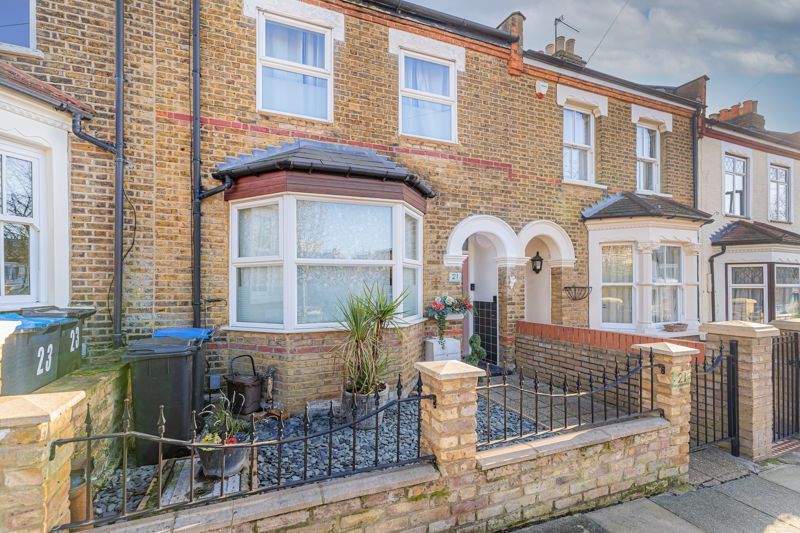 3 bed property for sale in Gloucester Road, Enfield EN2, £580,000