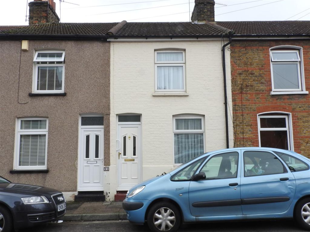 2 bed terraced house to rent in Alexandra Road, Gravesend DA12, £1,200 pcm