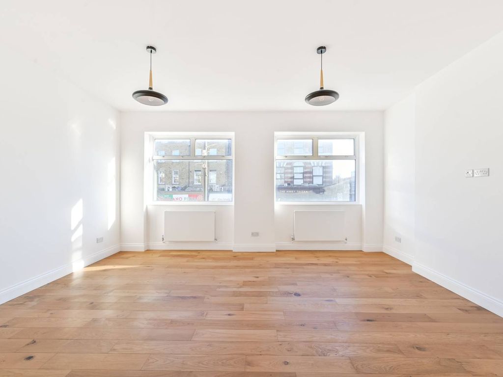 2 bed flat for sale in Kentish Town Road, Kentish Town, London NW1, £575,000