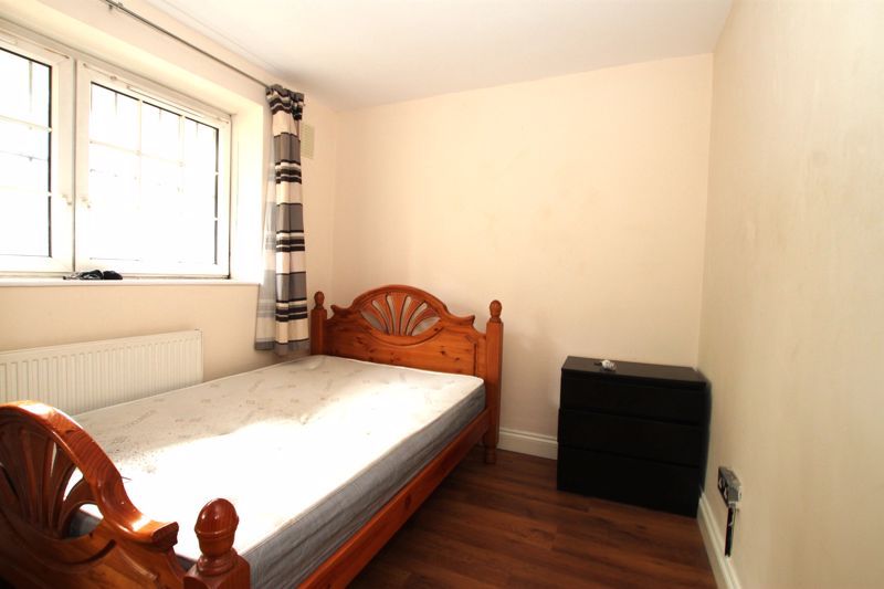 4 bed flat to rent in Barton House, Bow Road E3, £2,496 pcm