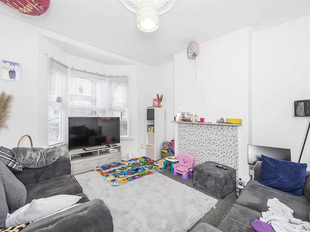 3 bed property for sale in Beaconsfield Road, London E10, £650,000