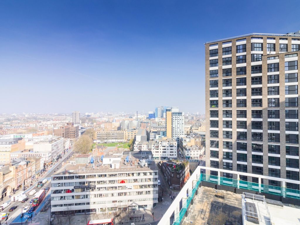 3 bed flat to rent in Wiverton Tower, Aldgate Place, Aldgate E1, £4,875 pcm