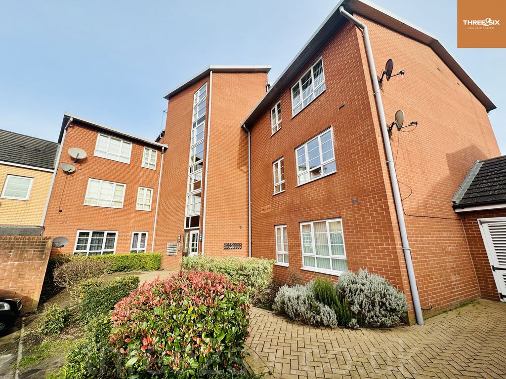 2 bed flat for sale in Bell Street, Tipton DY4, £100,000