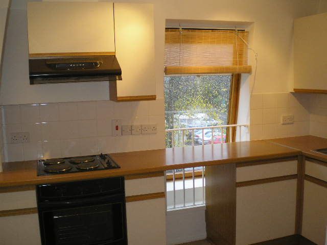 1 bed flat to rent in Hawkins House, Black Bourton Rd, Carterton, Oxon OX18, £900 pcm