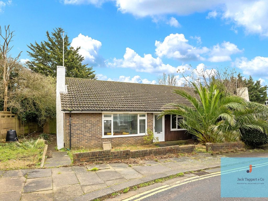 2 bed bungalow to rent in Caisters Close, Hove BN3, £2,400 pcm