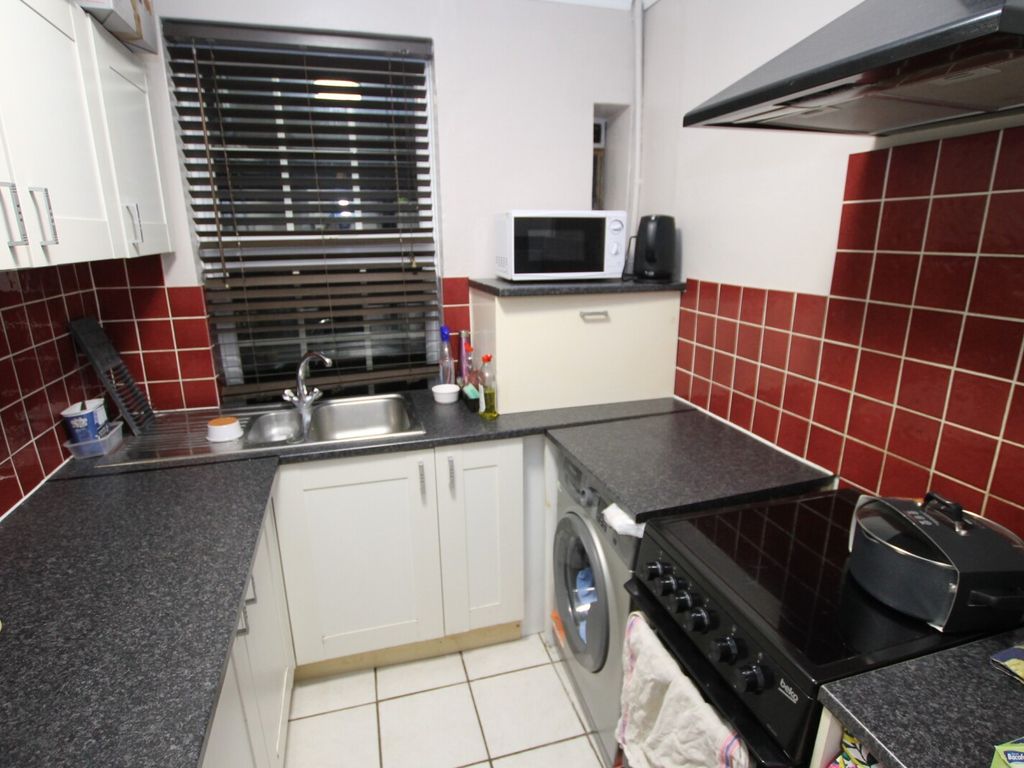 2 bed flat to rent in West Barnes Lane, New Malden KT3, £1,500 pcm