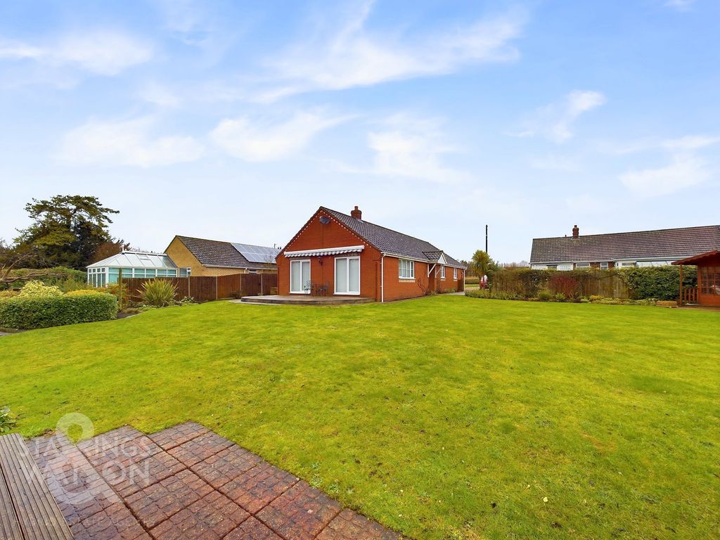 3 bed detached bungalow for sale in The Street, Hapton, Norwich NR15, £450,000