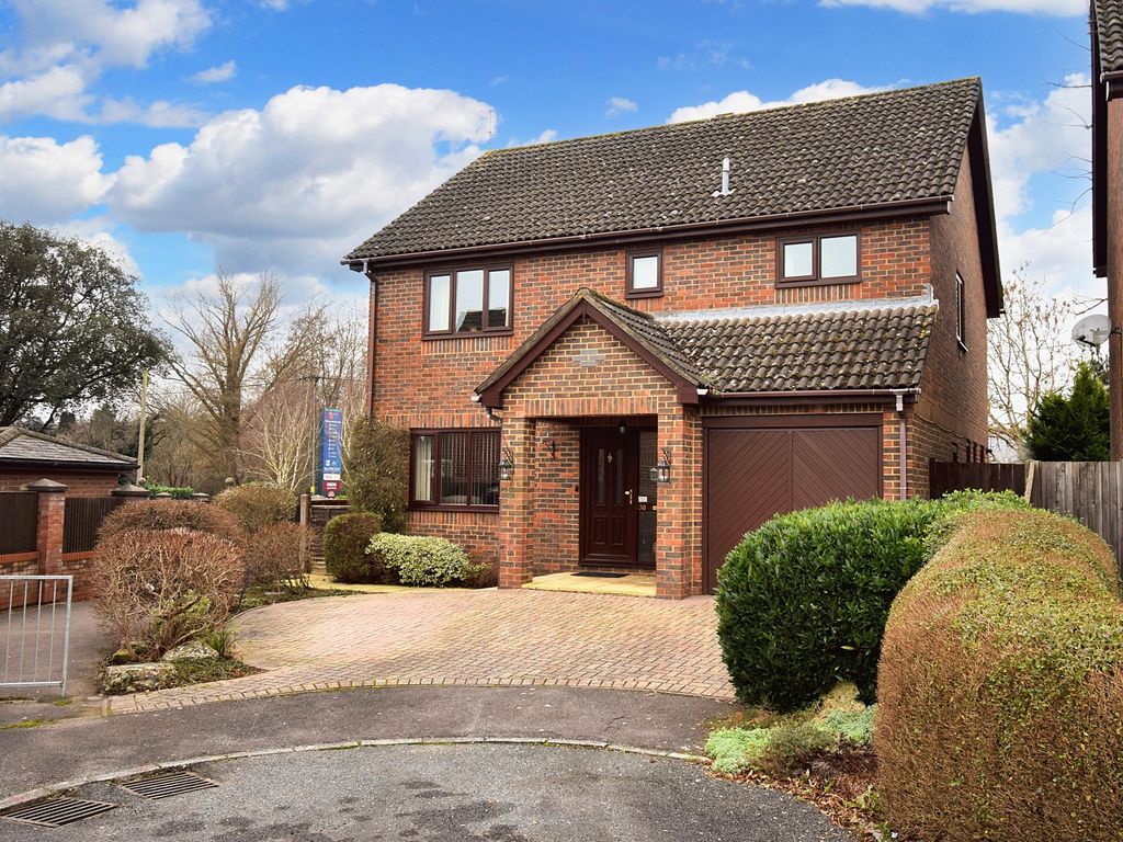 4 bed detached house for sale in Meadowcroft Close, Otterbourne SO21, £575,000