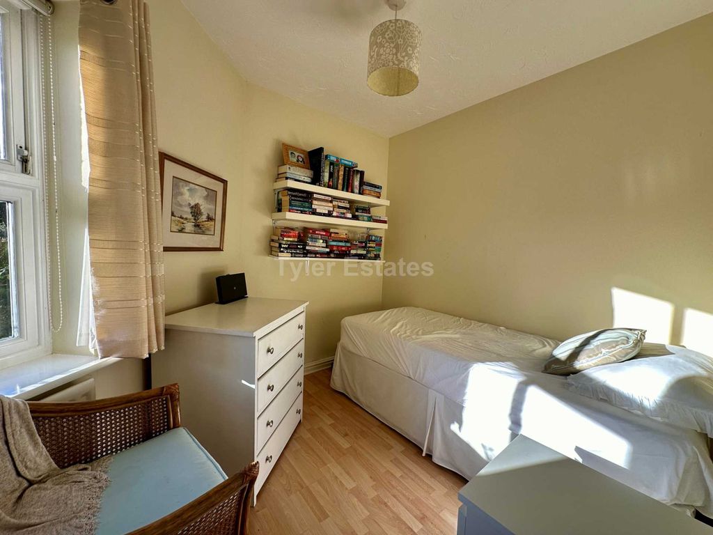 2 bed flat for sale in Bridge Street, Noak Bridge SS15, £250,000