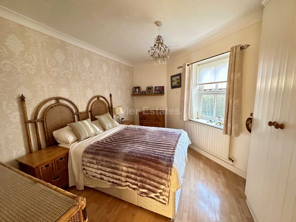 2 bed flat for sale in Bridge Street, Noak Bridge SS15, £250,000