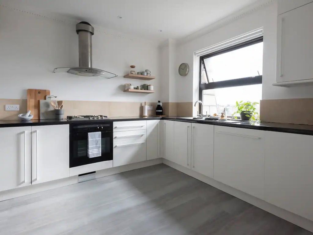 2 bed flat for sale in Lyonsdown Road, New Barnet, Barnet EN5, £650,000