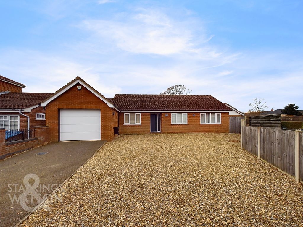 4 bed detached bungalow for sale in Stocks Hill, Bawburgh, Norwich NR9, £775,000