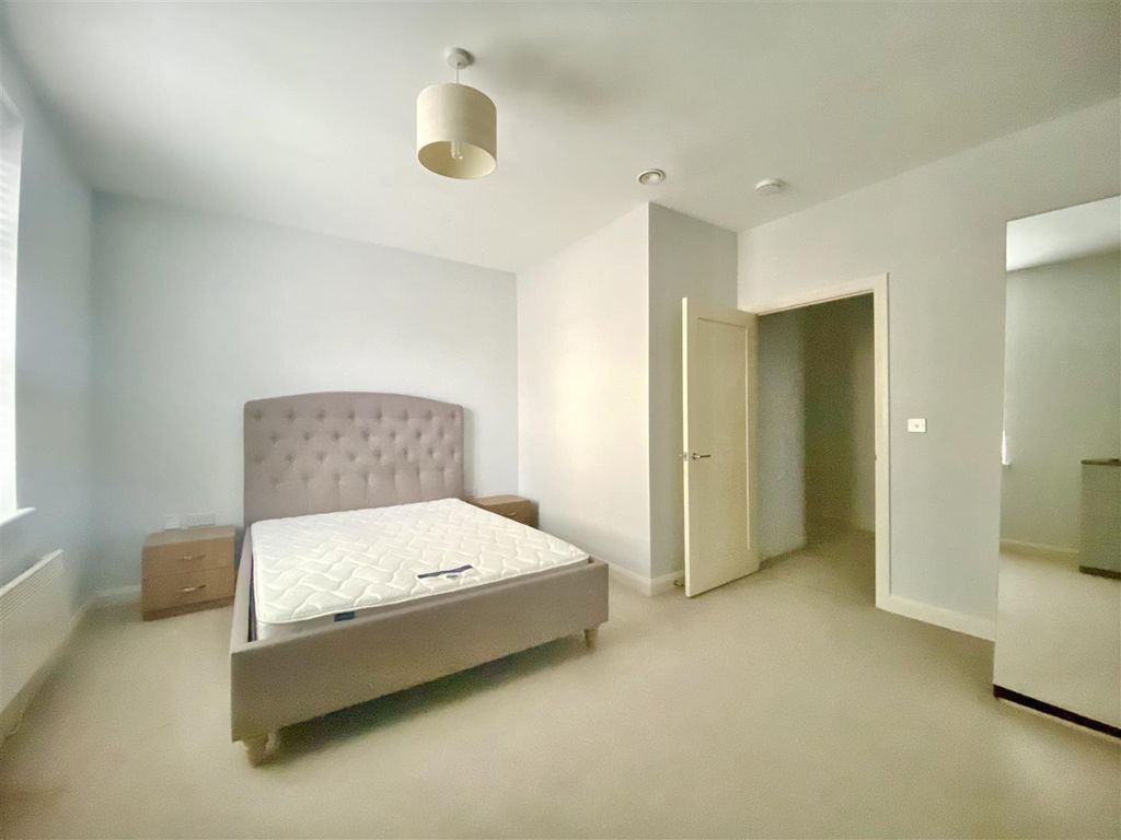 2 bed flat to rent in Lower Bristol Road, Bath BA2, £1,700 pcm