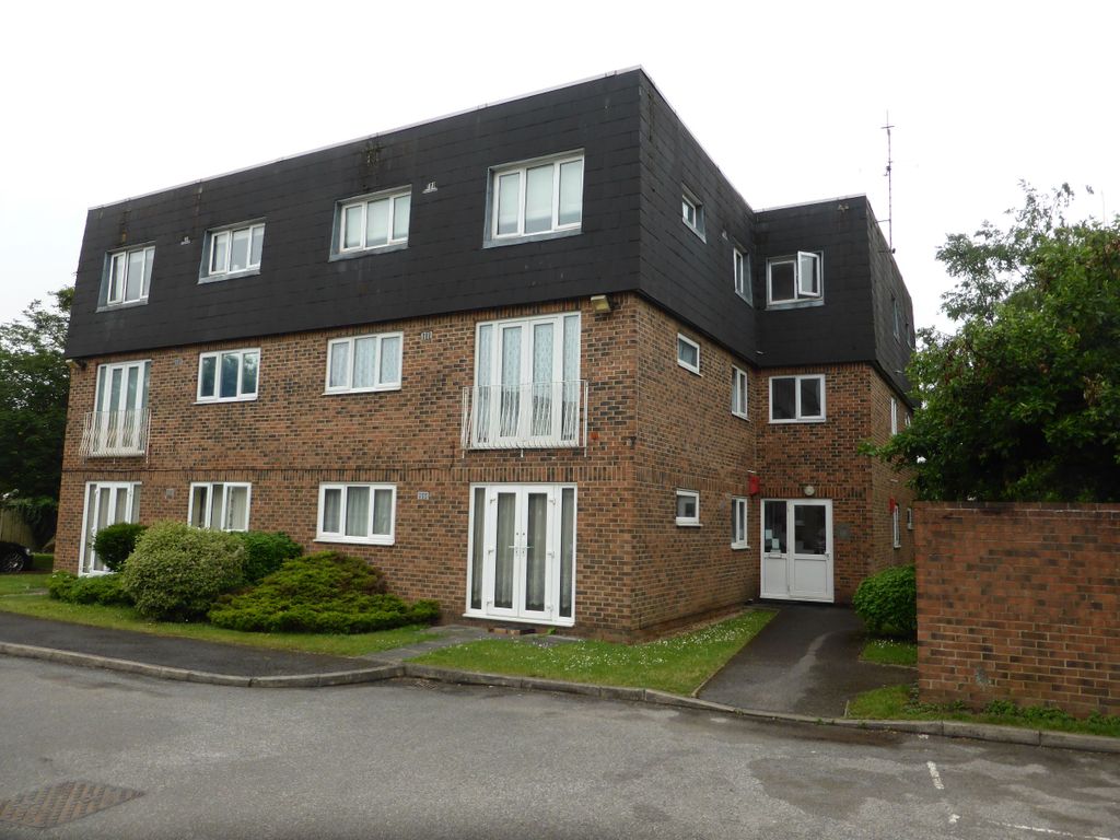 1 bed flat for sale in High Street, Langley, Slough SL3, £217,500