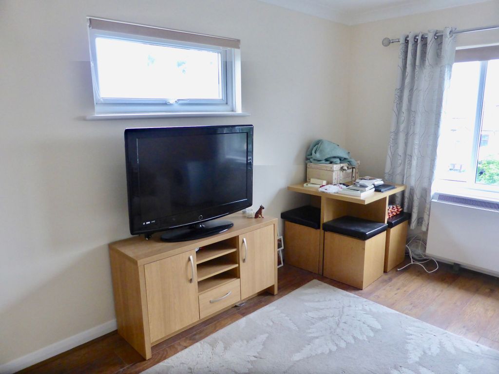 1 bed flat for sale in High Street, Langley, Slough SL3, £217,500