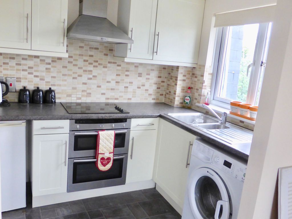 1 bed flat for sale in High Street, Langley, Slough SL3, £217,500