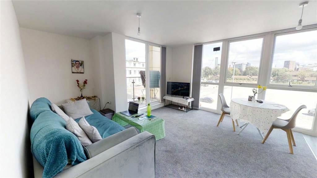 2 bed flat for sale in Adelphi Street, Salford M3, £110,000