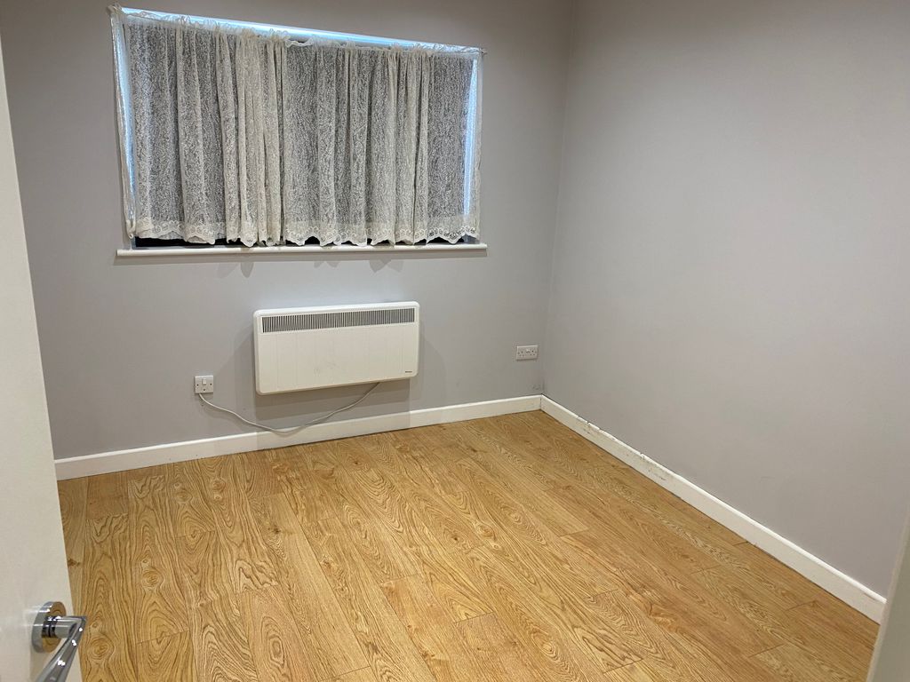 1 bed flat to rent in Pavilion Way, Edgware HA8, £1,350 pcm