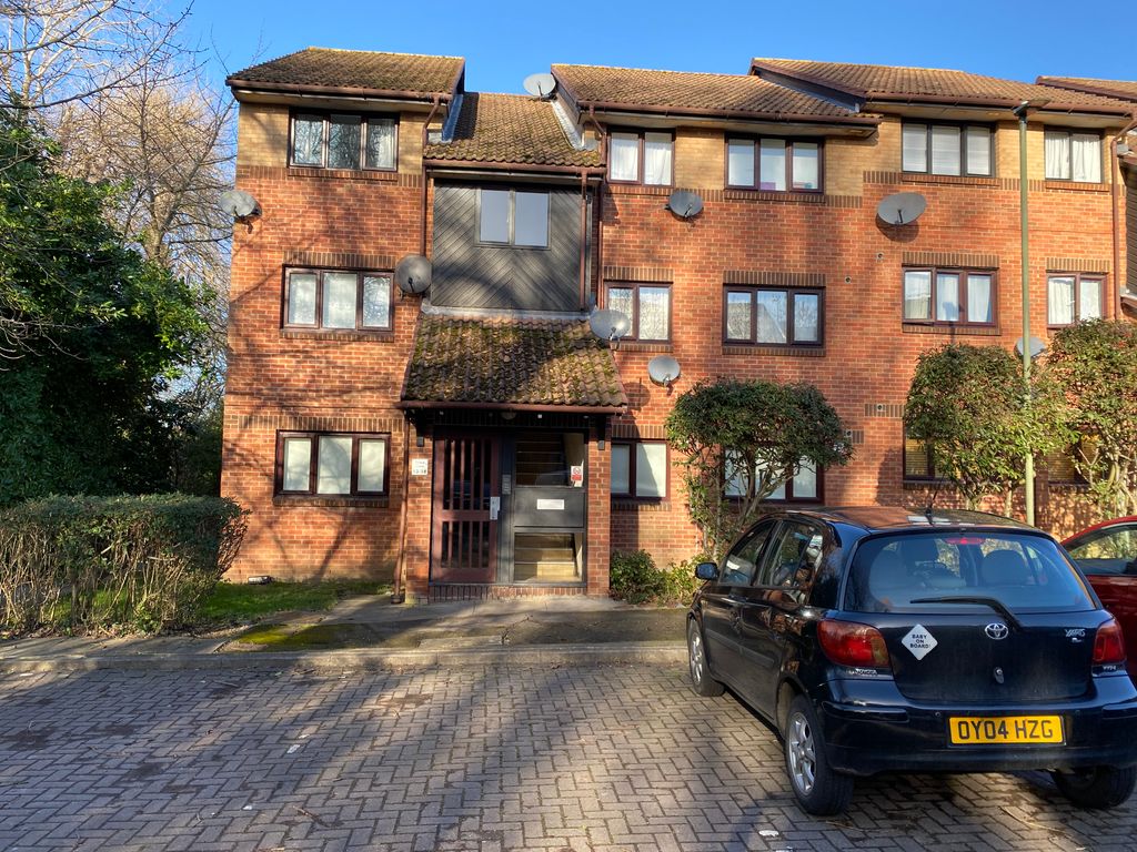 1 bed flat to rent in Pavilion Way, Edgware HA8, £1,350 pcm