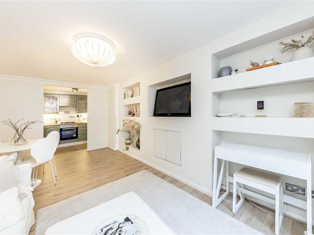 1 bed flat for sale in Burnt Ash Hill, London SE12, £270,000
