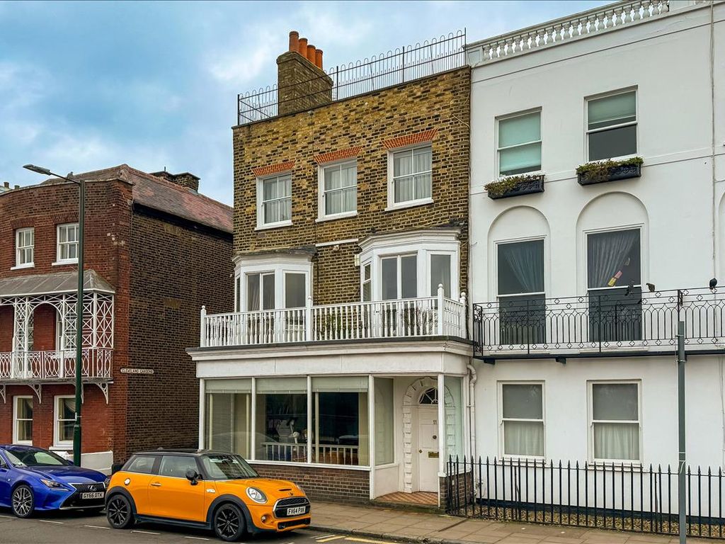2 bed flat for sale in The Terrace, Barnes SW13, £750,000