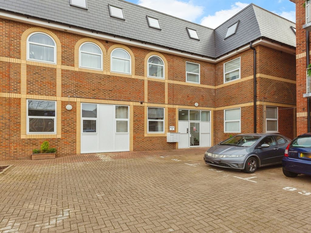 1 bed flat for sale in Alton Mews, Aylesbury HP19, £190,000