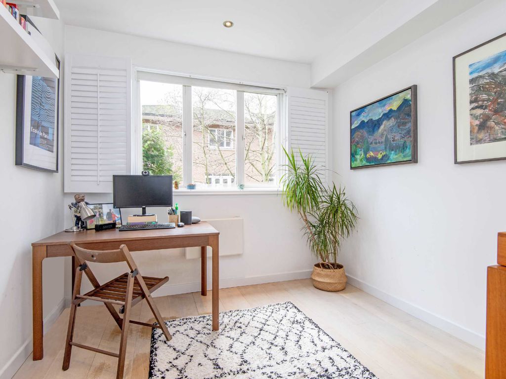 2 bed flat for sale in Holly Street, London E8, £585,000